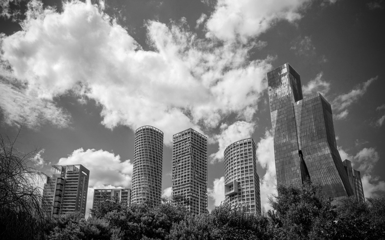 Skyline de torres residenciales bajo cielo abierto