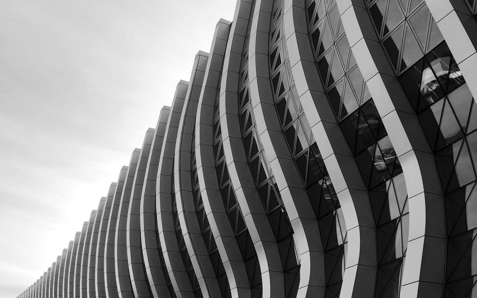 Fachada ondulada con la entrada al edificio en la base